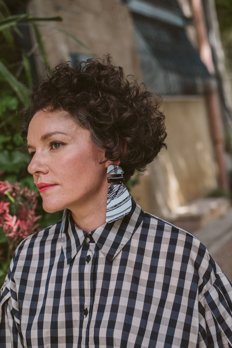 Number Seventeen - Schwarz Und Hellblau Bedrucktes Holz Schwarze Cabochon Große Statement Ohrringe von ColarabyME