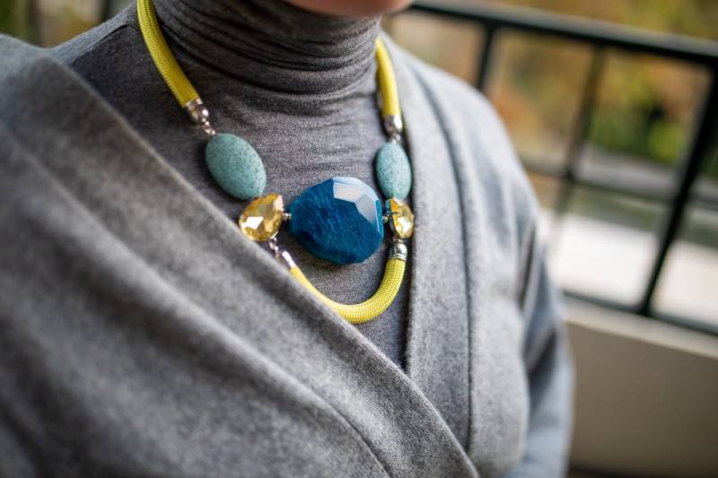 statement Halskette Mit Blauem Achat, Lava, Kristallperlen Und Gelbem Seil von ColarabyME