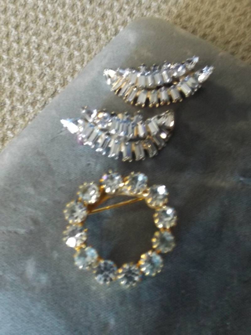 Seltene Blaue Strassstein Modeschmuck.ohrringe & Pin Seltene Blaue Strassstein Modeschmuck.ohrringe & Pin von Colectiques