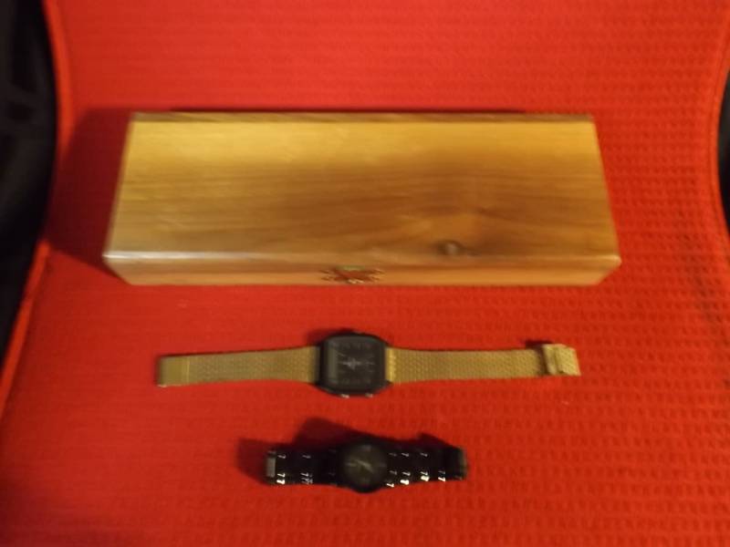 Vintage Lot/Herrenschmuckschatulle Aus Zedernholz Mit 2 Uhren Vintage Lot/Herrenschmuckschatulle Aus Zedernholz Mit 2 Uhren von Colectiques