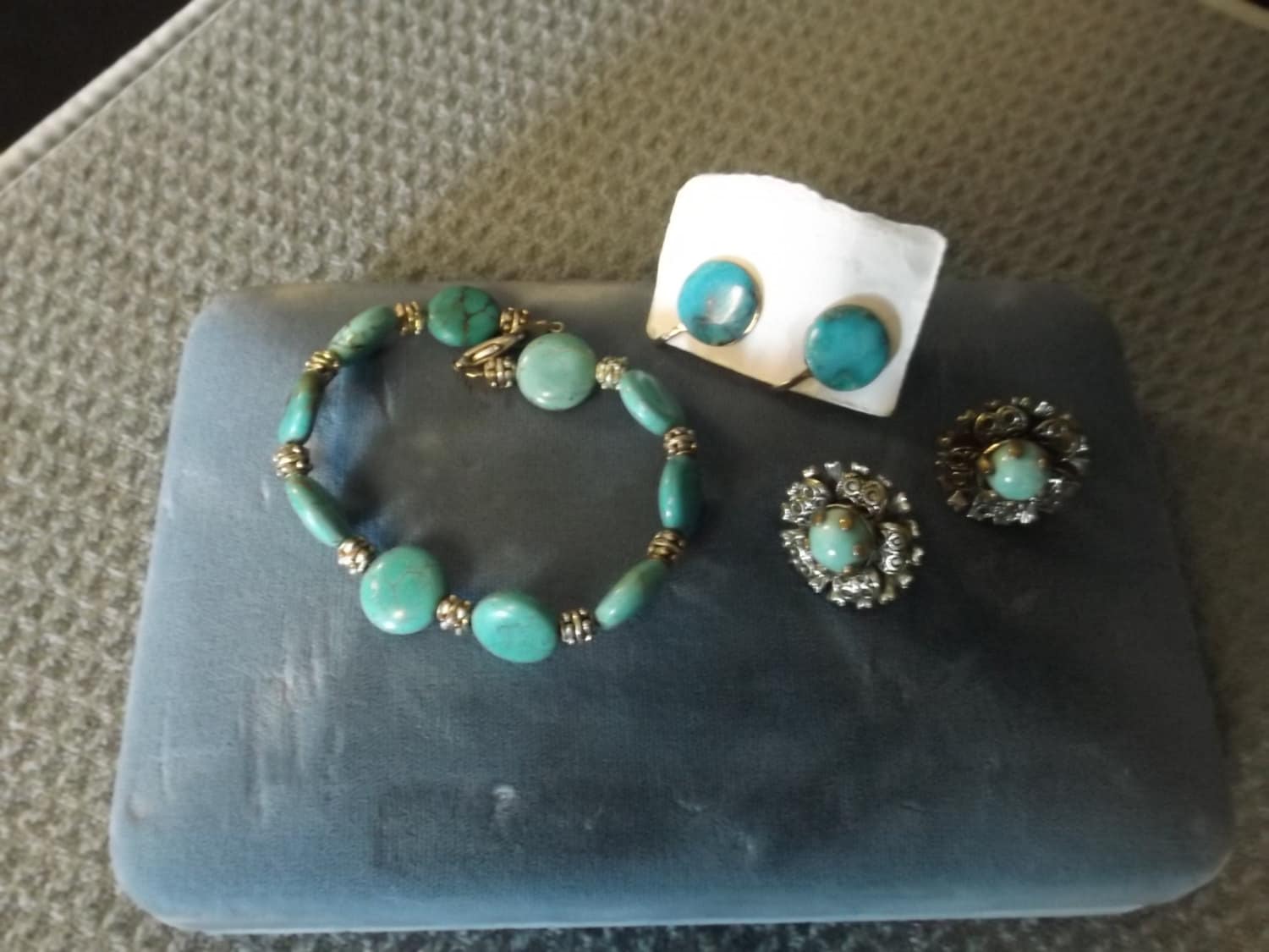 Vintage Lot 50Er Jahre Schmuck. 2 Pr Schraube An Ohrringen, & Armband Vintage Lot 50Er Jahre Schmuck. 2 Pr Schraube An Ohrringen, & Armband von Colectiques