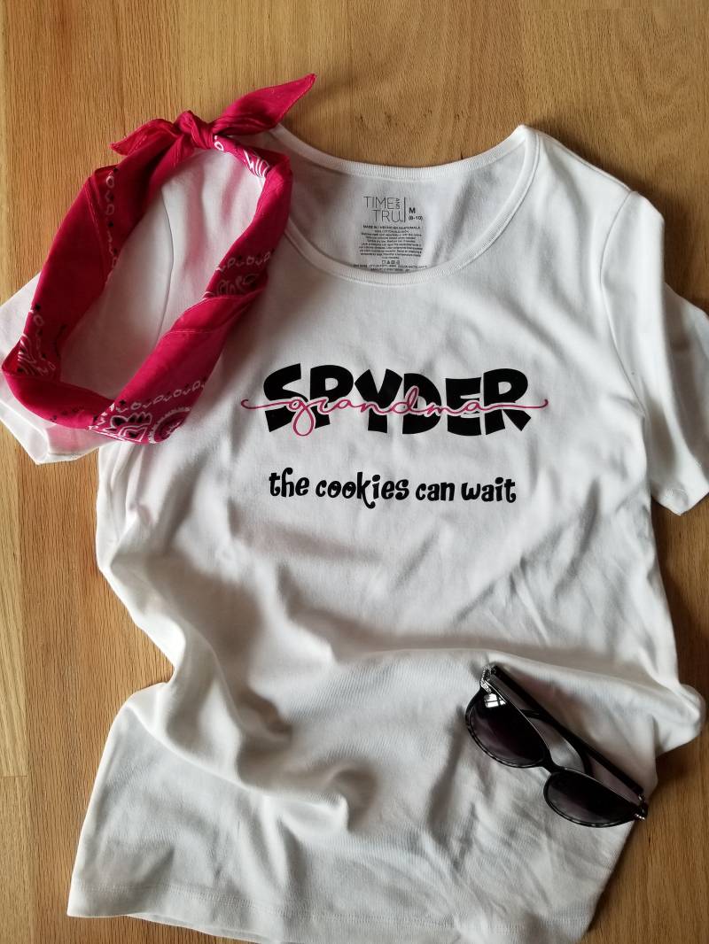 Ein "Spyder Oma, Die Kekse Können Warten" T-Shirt von ColetteCountryCreate