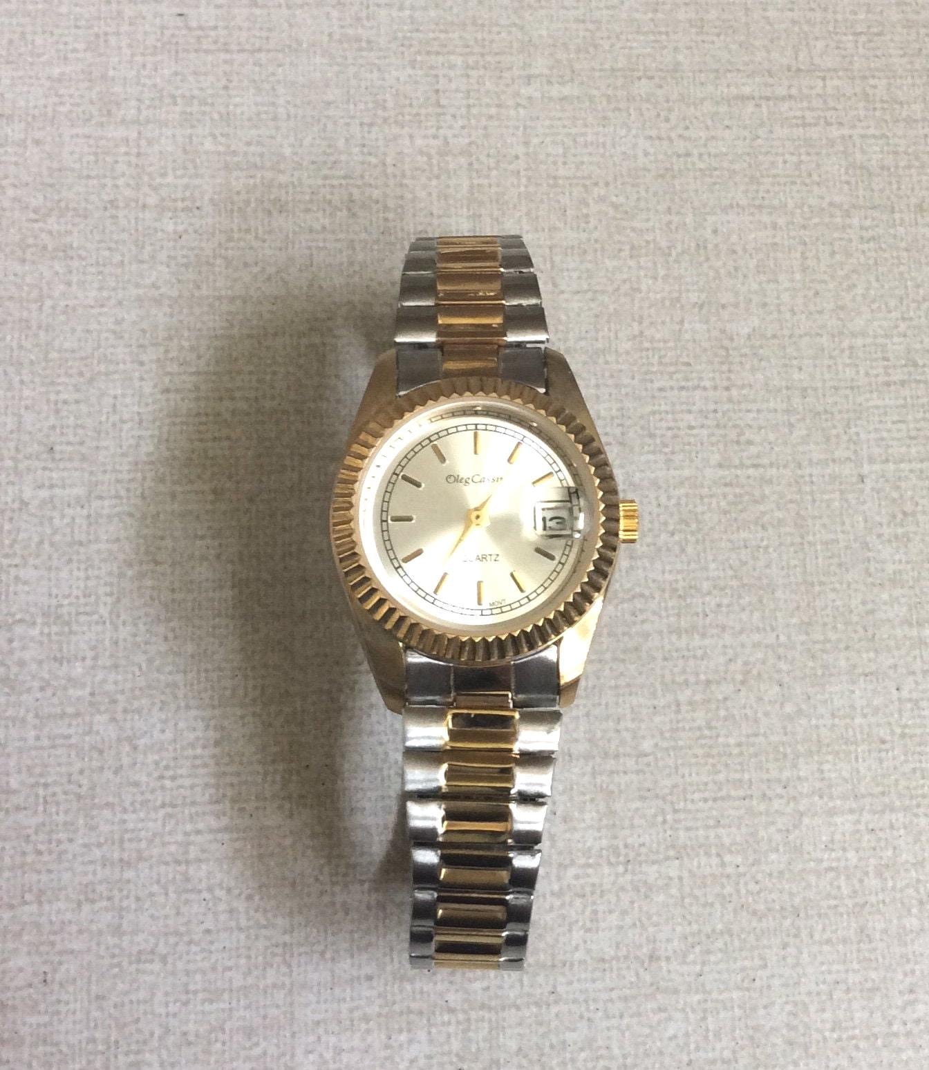 Oleg Cassini Damen Armbanduhr Runde Silber Datum Zifferblatt Auf Zweifarbiges Stretch Band Neue Unbenutzte Vintage Zeitmesser Neuwertig Seltener Fund von CollectiblechaosUS