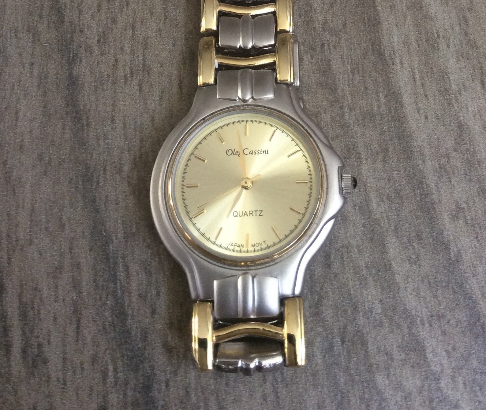 Oleg Cassini Herren Hochwertige Uhr Rundes Gold Zifferblatt Auf Zweifarbige Linked Band Vintage in Mint Zustand Selten Bereit Zu Schätzen Und von CollectiblechaosUS