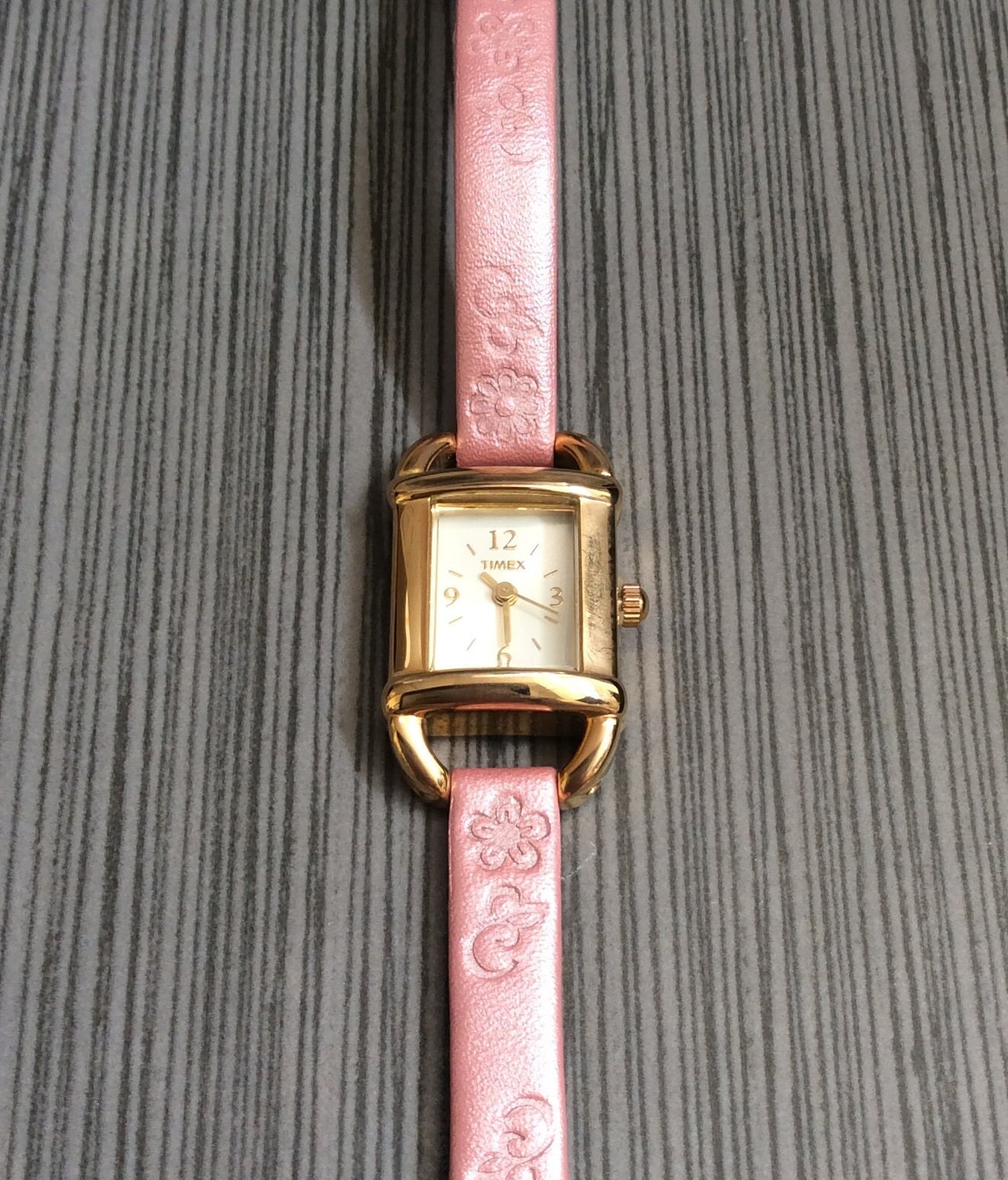 Timex Damen Gold Rechteck Uhr Silber Zifferblatt Arabisch & Index Stunden Marker Auf Einem Rosa Leder Floral Designed Band Vintage Unbenutzte Uhr von CollectiblechaosUS