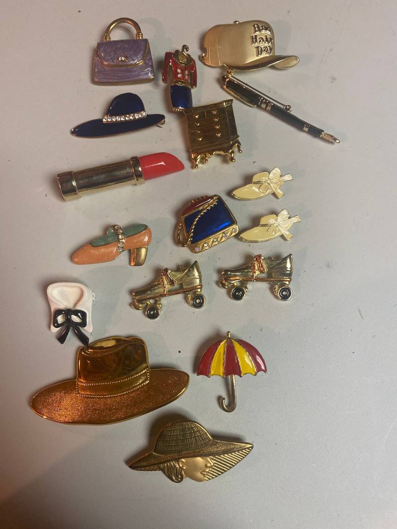 Sammlung Von Broschen Und Anstecknadeln Aus Metall Emaille von CollectiblesByJenH