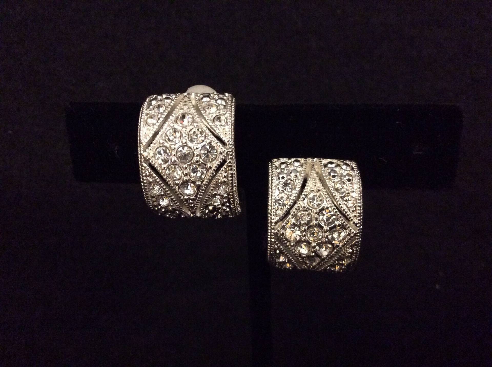 Rococco Deco Revival Strass Halbkreis Ohrclips Rococco Deco Revival Strass Halbkreis Ohrclips von Collectiboddities