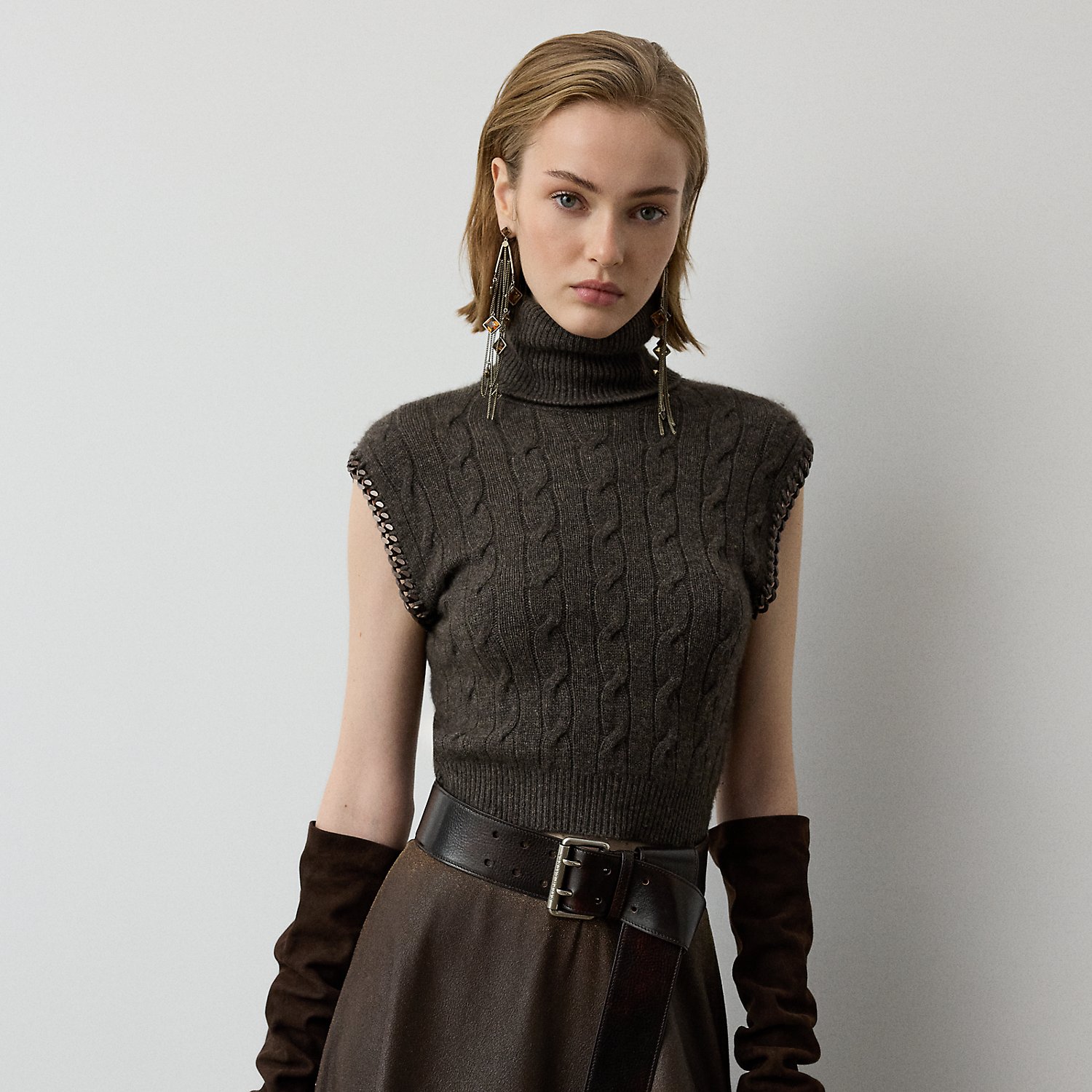 Ärmelloser Rollkragenpullover mit Ketten von Collection