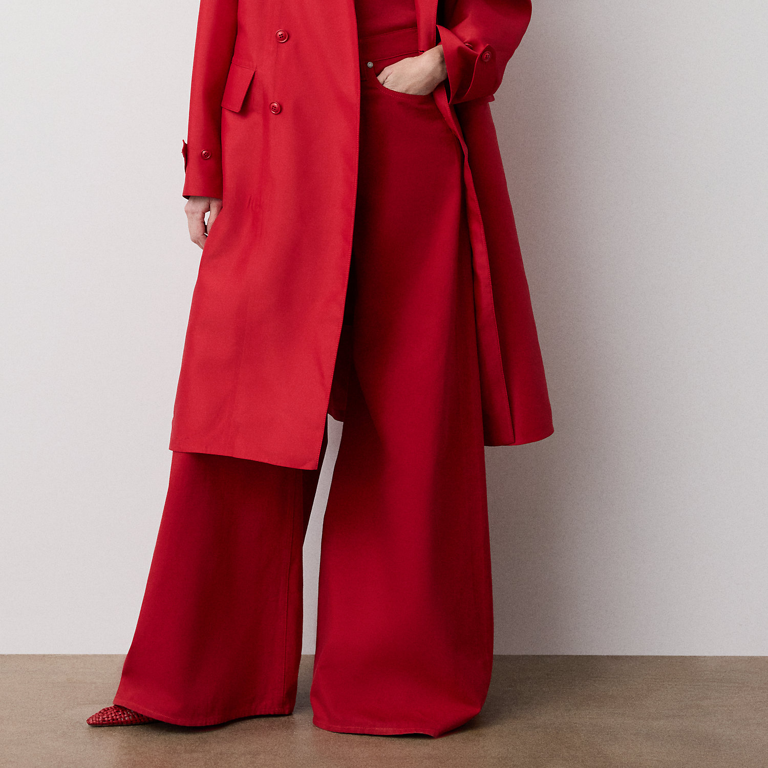 Jeans Collen mit ausgestelltem Bein von Collection