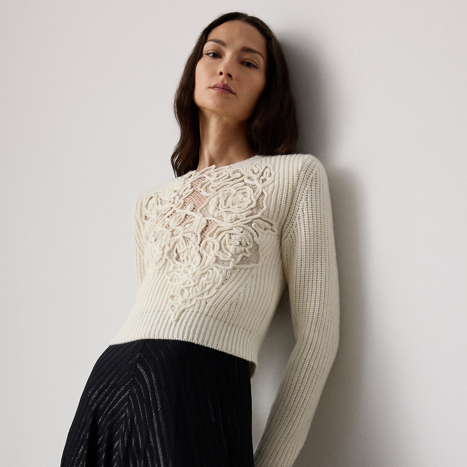 Kurzer Kaschmirpullover mit Stickerei Kurzer Kaschmirpullover mit Stickerei von Collection