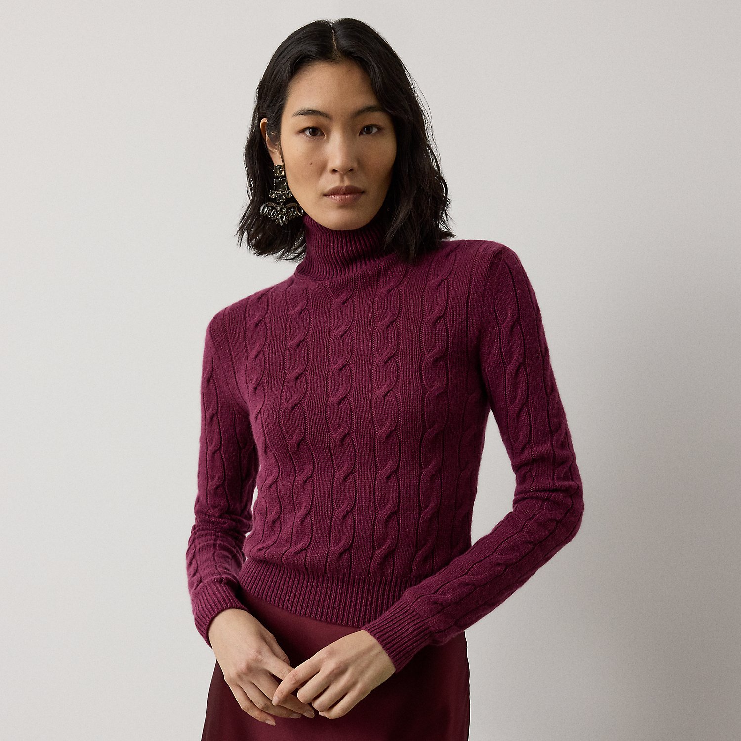 Rollkragenpullover mit Zopfmuster von Collection