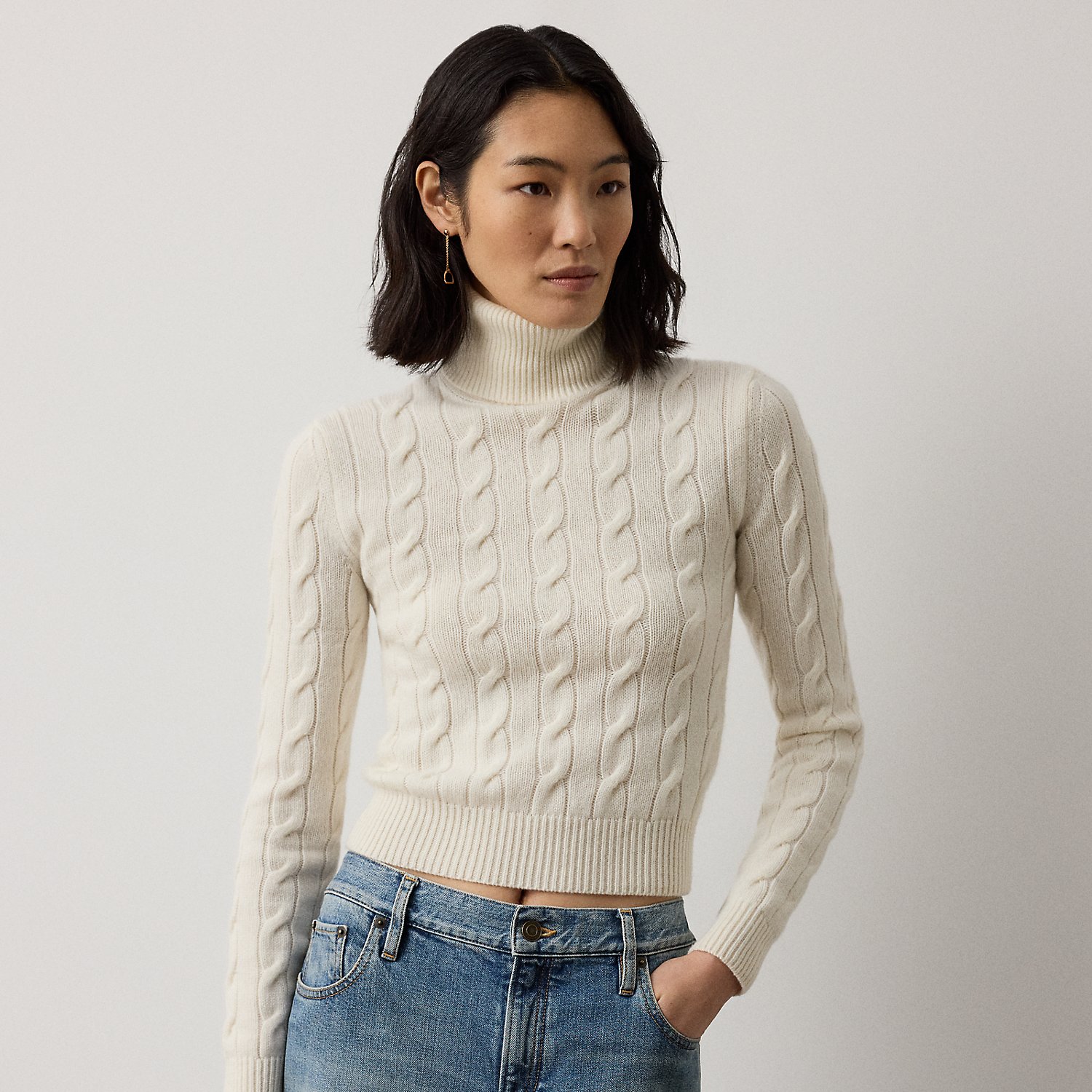 Rollkragenpullover mit Zopfmuster von Collection