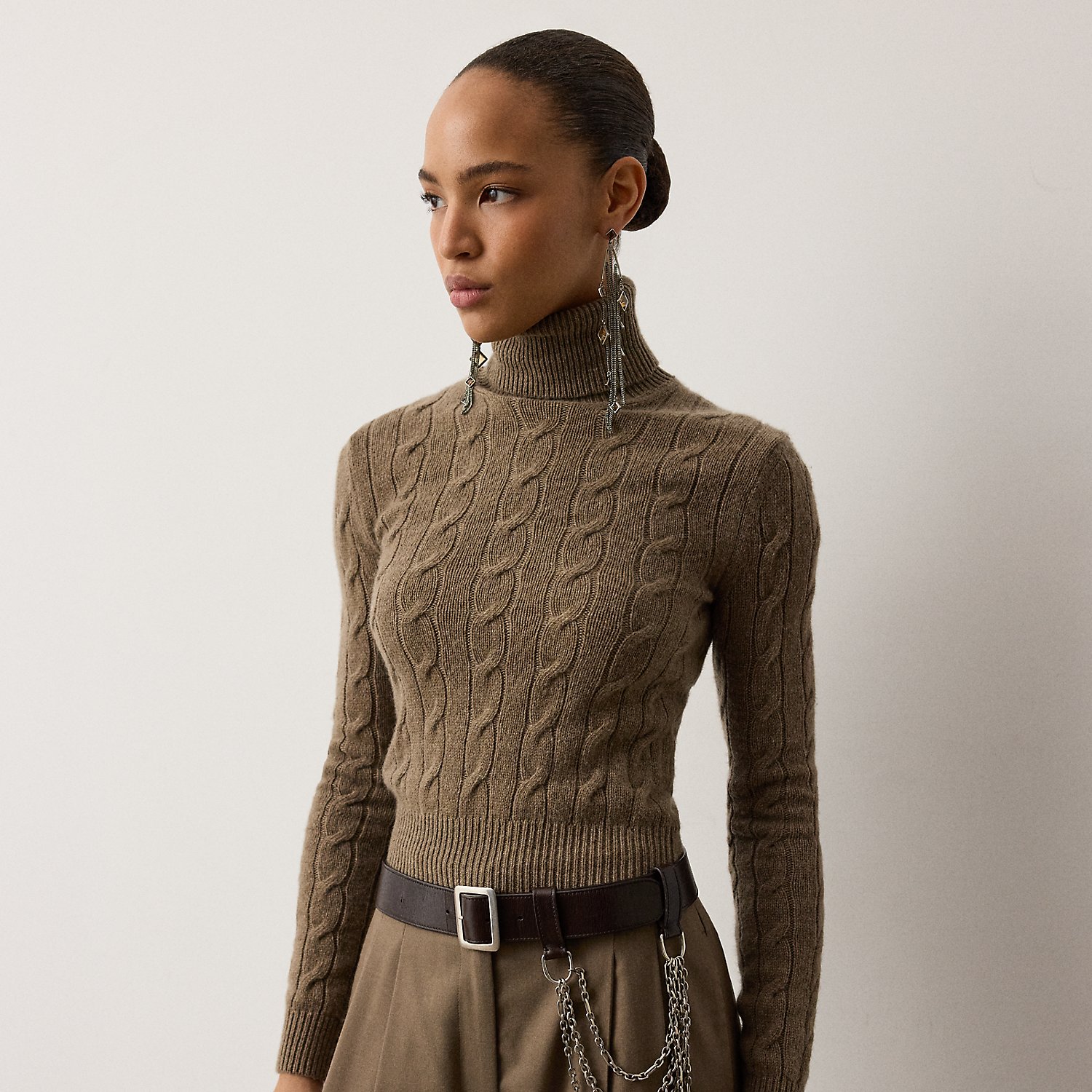 Rollkragenpullover mit Zopfmuster von Collection