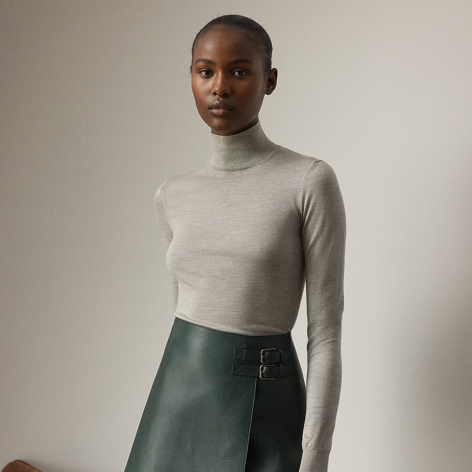 Seidenjersey-Pullover mit Halbrollkragen von Collection