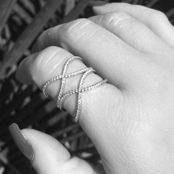 Criss-Cross-Ring Aus 925Er-sterlingsilber Mit Infinity-Pavé Und Funkelnden Klaren Zirkonia-steinen X Criss-Cross-Ring Aus 925Er-sterlingsilber Mit Infinity-Pavé Und Funkelnden Klaren Zirkonia-steinen X von CollectionsJewellery