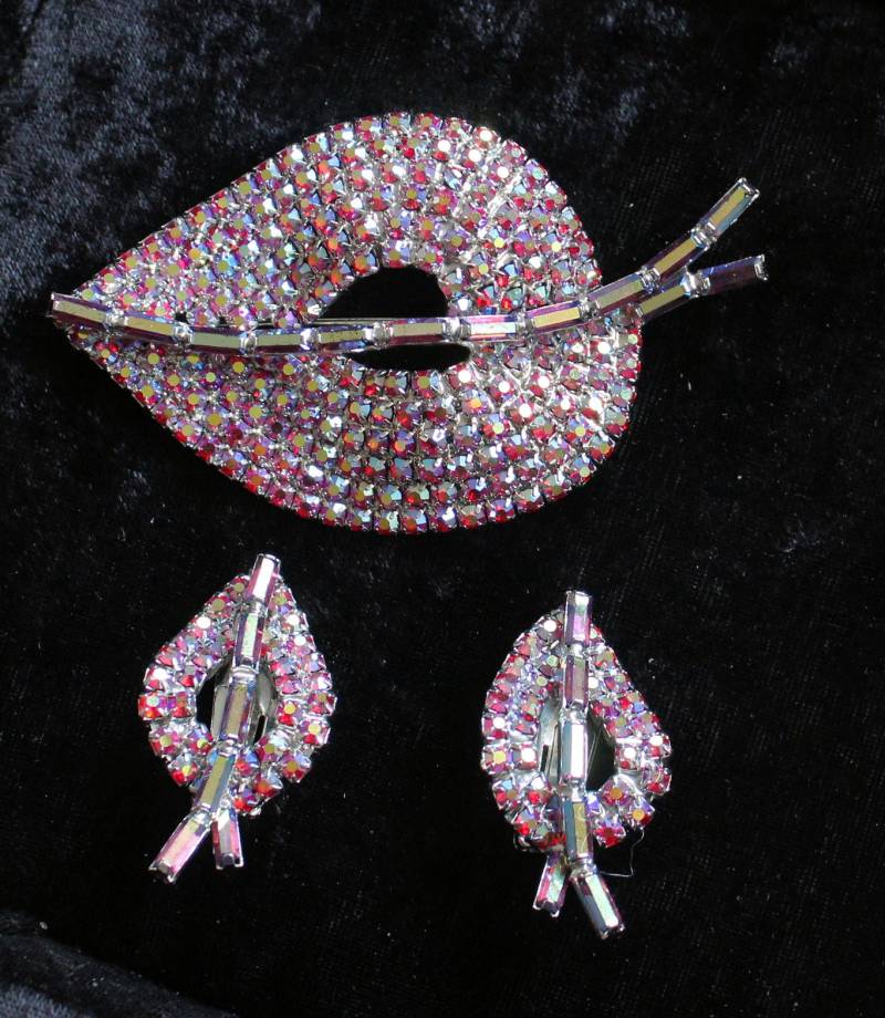 Funkelnde Vintage Rote Aurora Borealis Strass Blatt Brosche/Pi Und Ohrclips 1950 von CollectionsbyAnn