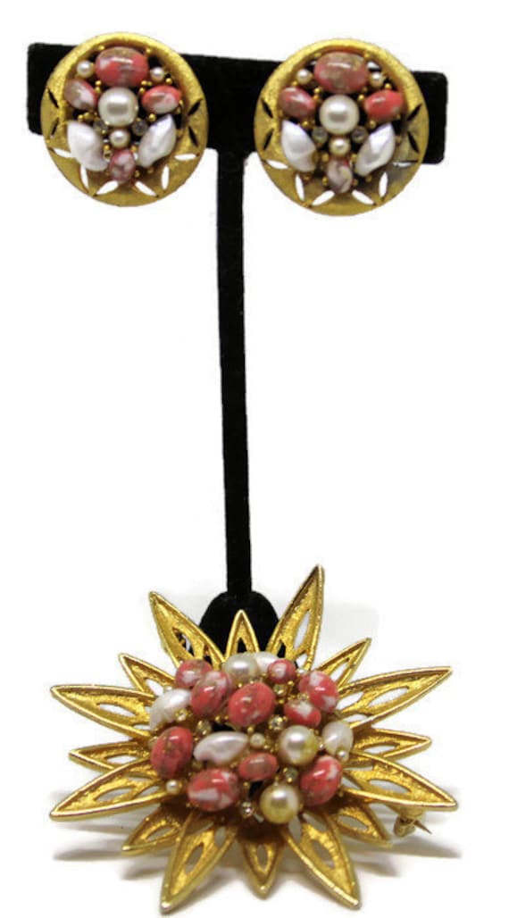 Jahrgang 1960 Bsk Coral Und Pearl Flower Brooch/Pin & Ohrringe Jahrgang 1960 Bsk Coral Und Pearl Flower Brooch/Pin & Ohrringe von CollectionsbyAnn