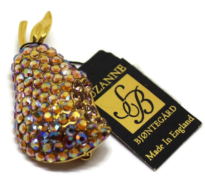 Jahrgang Suzanne Bjontegard England Aurora Strass Birne/Brosche Mit Dem Ursprünglichen Tag Obst Motiv Pin Designer Signiert Boho-Chic von CollectionsbyAnn