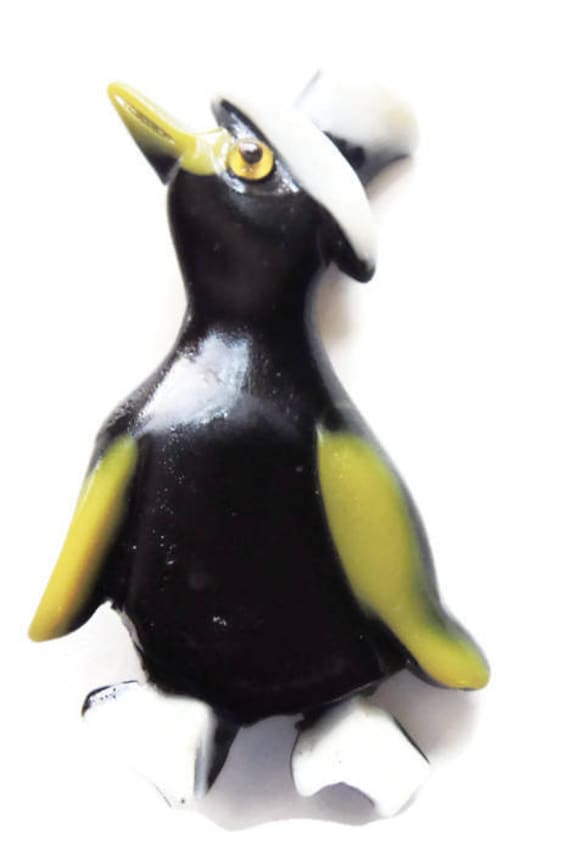 Penquin Brosche Jahrgang 1940 Kunststoff Penquin Brosche Jahrgang 1940 Kunststoff von CollectionsbyAnn