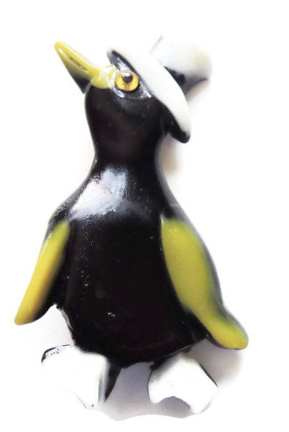 Penquin Brosche Jahrgang 1940 Kunststoff von CollectionsbyAnn