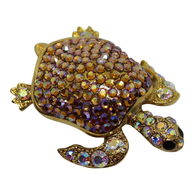Suzanne Bjontegard Meeresschildkröte Brosche Strass Kristall Figur Anstecknadel Suzanne Bjontegard Meeresschildkröte Brosche Strass Kristall Figur Anstecknadel von CollectionsbyAnn