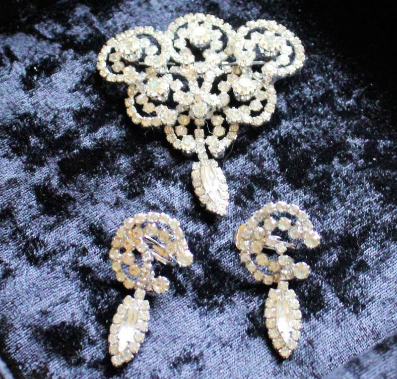 Viktorianisch Inspirierte Strass Brosche/Anstecknadel Und Ohrringe Vintage Weiss 1950 Original Präsentationsbox von CollectionsbyAnn