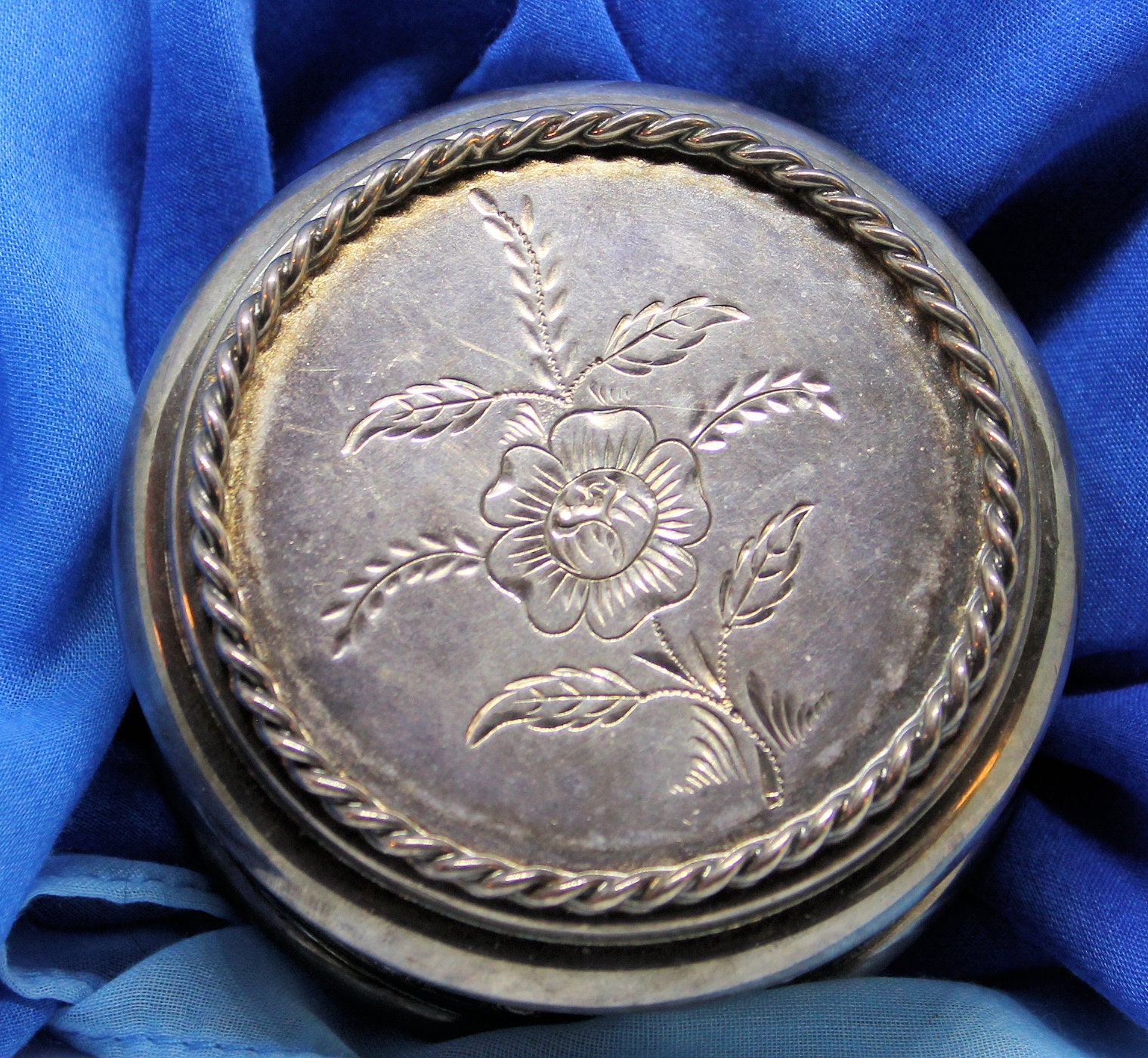 Vintage Aurora Quadruple Silberplattenschmuck Schmuckkästchen Graviert Blumenmuster 1890 von CollectionsbyAnn