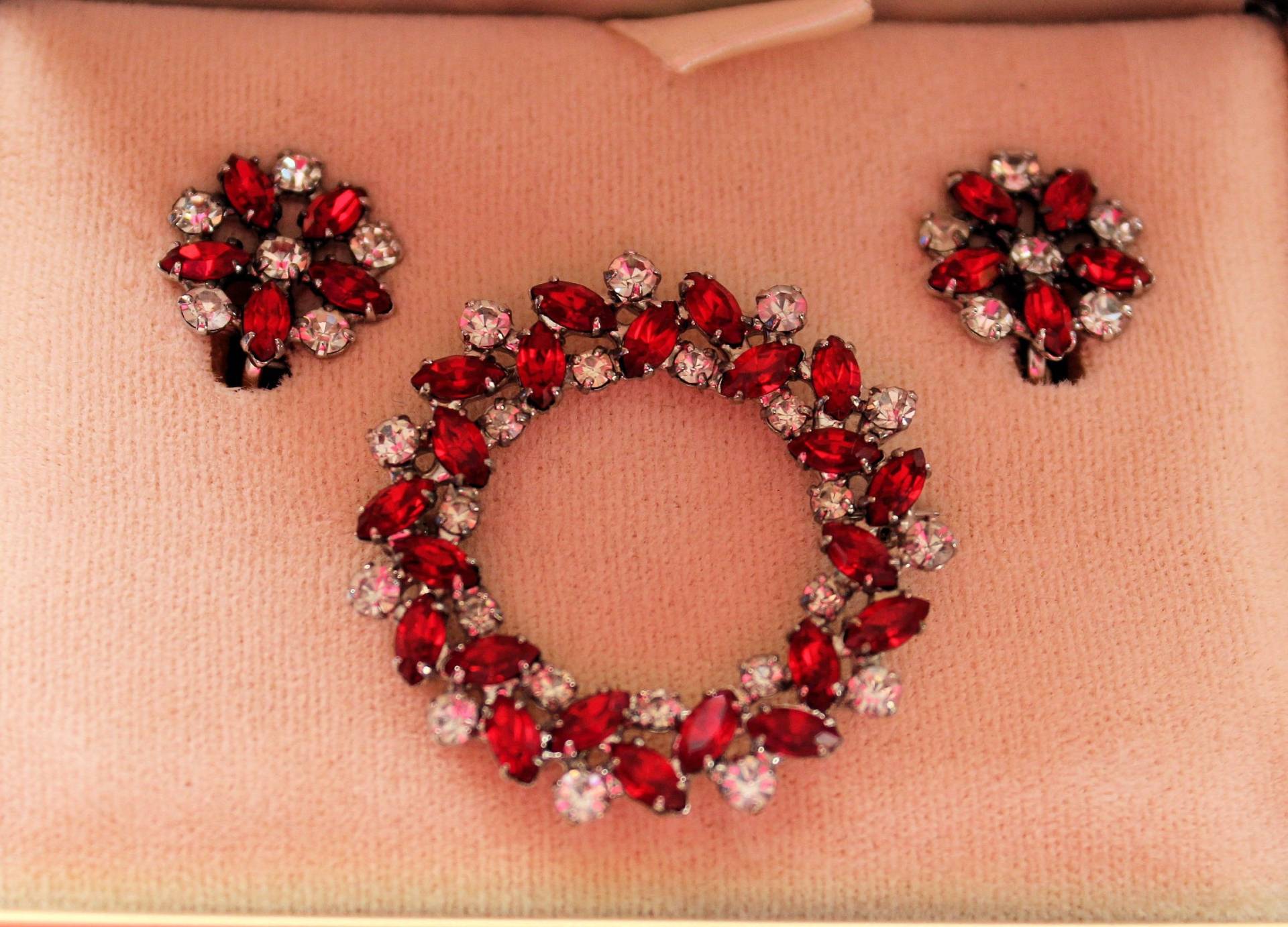 Vintage B David Strass Brosche Und Ohrringe Set - 1950S Rot Weißer Schmuck Vintage B David Strass Brosche Und Ohrringe Set - 1950S Rot Weißer Schmuck von CollectionsbyAnn