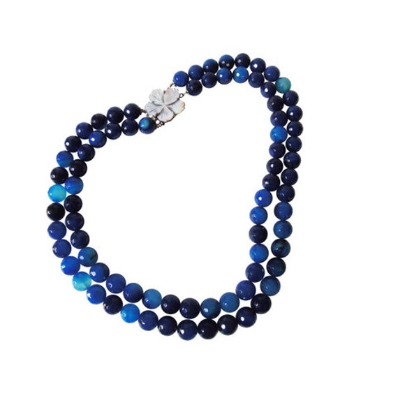 Vintage Blaue Perlen-Halskette Mit Perlmutt-Blumen-Verschluss-Brauthalskette von CollectionsbyAnn