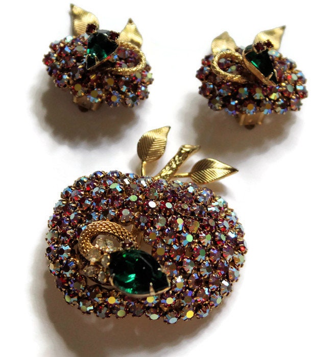 Vintage Strass Apfel Brosche Und Ohrringe Set Ab Red Fruit Pin, 1950Er Jahre Vintage Strass Apfel Brosche Und Ohrringe Set Ab Red Fruit Pin, 1950Er Jahre von CollectionsbyAnn