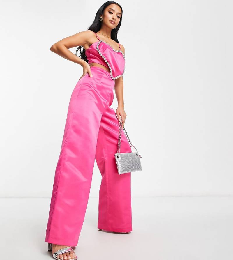 Collective The Label Petite Exclusive - Valentines - Jumpsuit in Rosa mit verziertem Herz-Design und weitem Bein von Collective The Label Petite