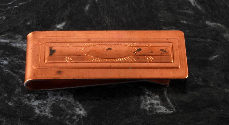 Antikes Sammlerstück Kupfer Überzogener Stahl Dünn Mit Geätztem Design Geldklammer New Old Stock von CollectorsUtopia