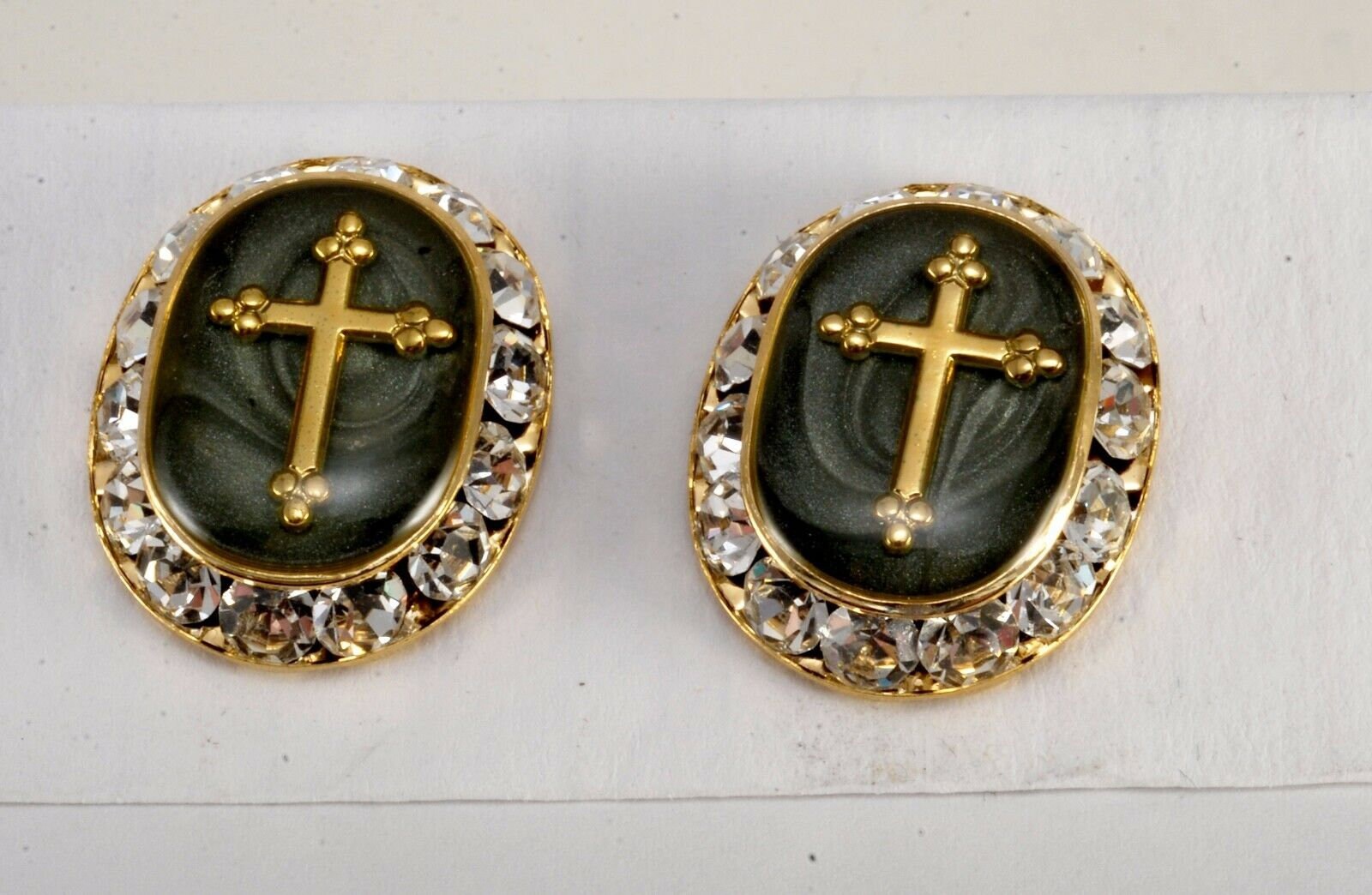 Gold Ton Eingebettetes Kreuz in Acryl Manschettenknöpfe Oval W Strass New Old Stock Grüner Hintergrund von CollectorsUtopia