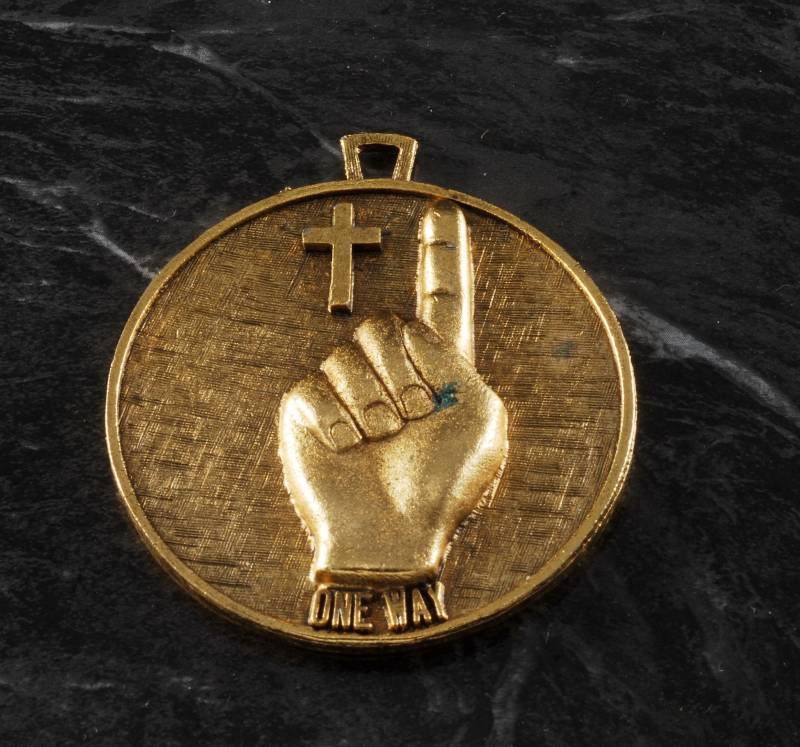 One Way Up Finger Zeigt Nach Oben Messing Anhänger 1960Er Jahre Vintage New Old Stock von CollectorsUtopia