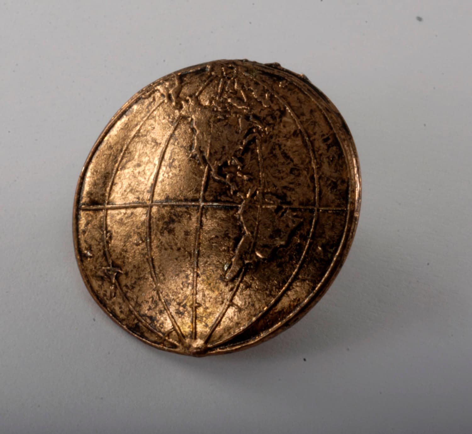 Seltene Vintage Kupfer Versilbert Metall "World" Pin Ungetragen Mit Beschädigt Seltene Vintage Kupfer Versilbert Metall "World" Pin Ungetragen Mit Beschädigt von CollectorsUtopia