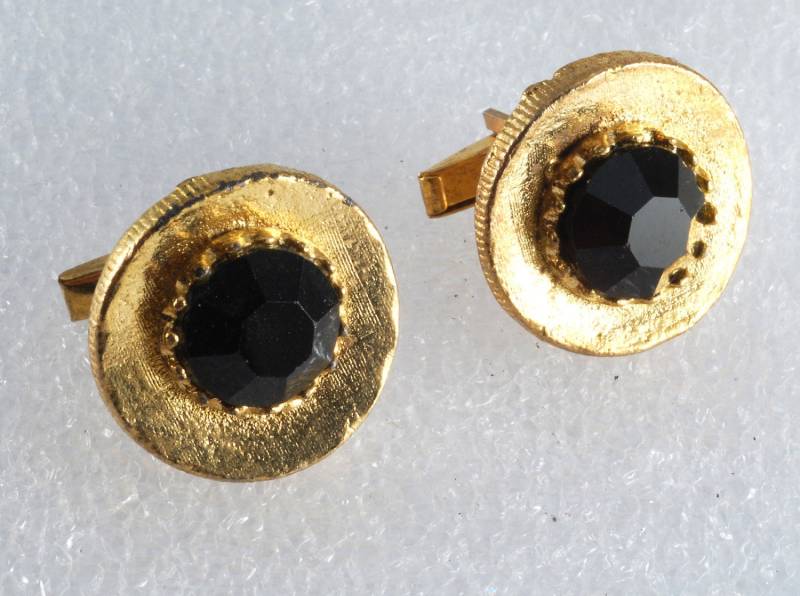 Vintage Antik Matt Vergoldetes Metall Schwarz Facettierte Gemmen Herren Abgerundete Manschettenknöpfe Neu Alte Lagerware von CollectorsUtopia