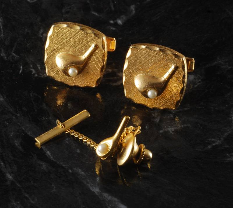 Vintage Golffahrer Und Golfball Manschettenknöpfe & Tie Tack Vergoldetes Messing Mit Faux Perle von CollectorsUtopia