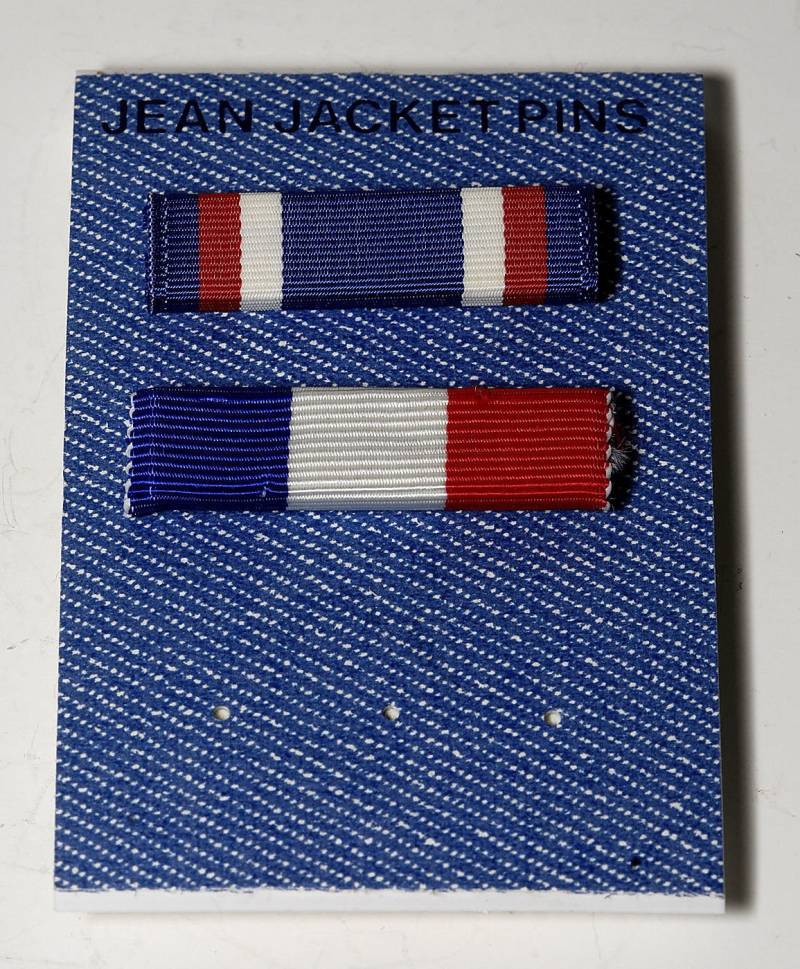 Vintage Jean Jacke Pins Sammler Stoff Auf Kupfer Pin Neu Karte von CollectorsUtopia