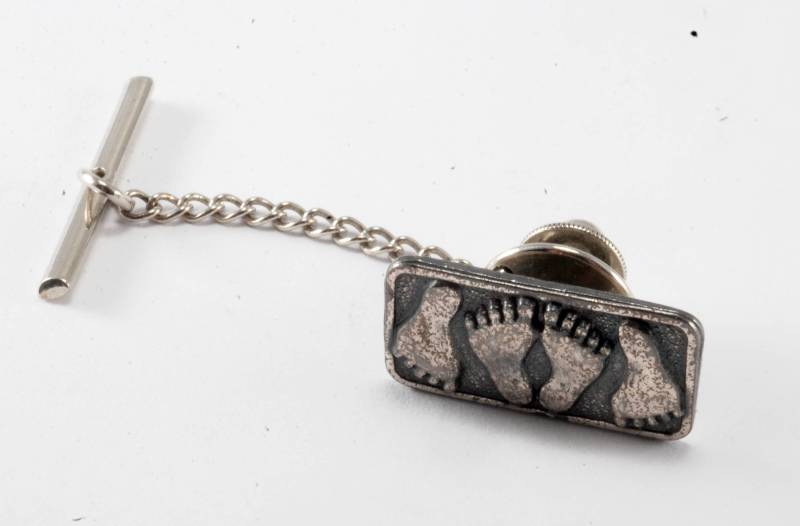 Vintage Küssende Paar Fußabdrücke Im Sand Zinn Krawatte Tack Surfer Strand Goer Verwendet von CollectorsUtopia