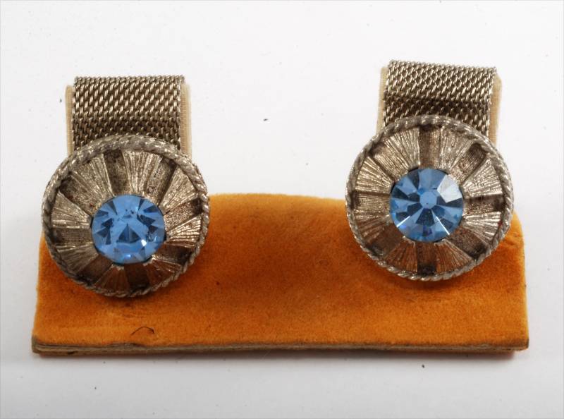 Vintage Lt Blau Facettierte Strassstein in Versilberten Viking Mesh Metall Herren Abgerundete Manschettenknöpfe New Old Stock von CollectorsUtopia