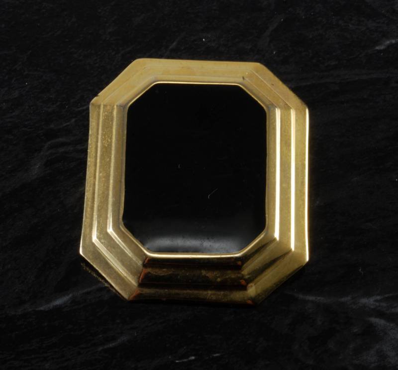 Vintage Schwarze Gegossene Emaille Schal Clip Auf Vergoldete Messing-Einstellung von CollectorsUtopia