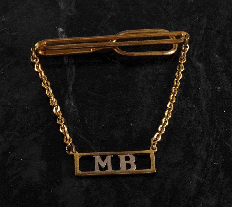 Vintage Vergoldete Messing Initialen "Mb" Krawattenklammer Mit Kette Signiert Swank Gebraucht von CollectorsUtopia