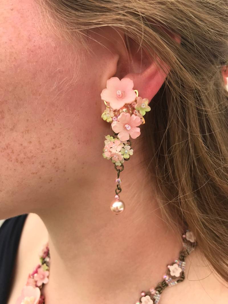 Candy Pink Hängeohrringe Von Vintage Schmuck Designerin Colleen Toland Clip Oder Durchbohrt von ColleenToland