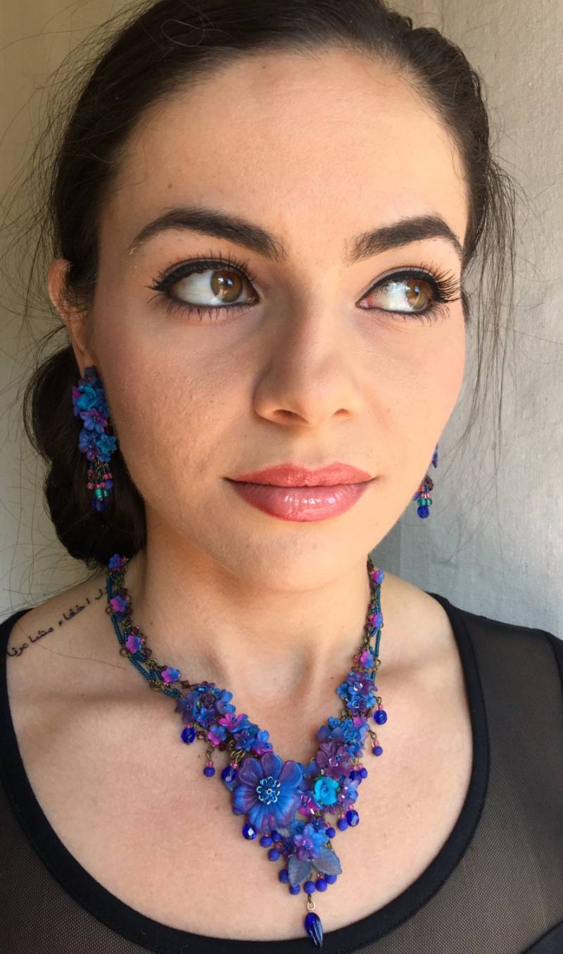 Colleen Toland Twilight Blue Statement Halskette Perlen Handgefertigte Blume Floral Colbolt Tiefblau Romantisch Zierlich Designerin von ColleenToland