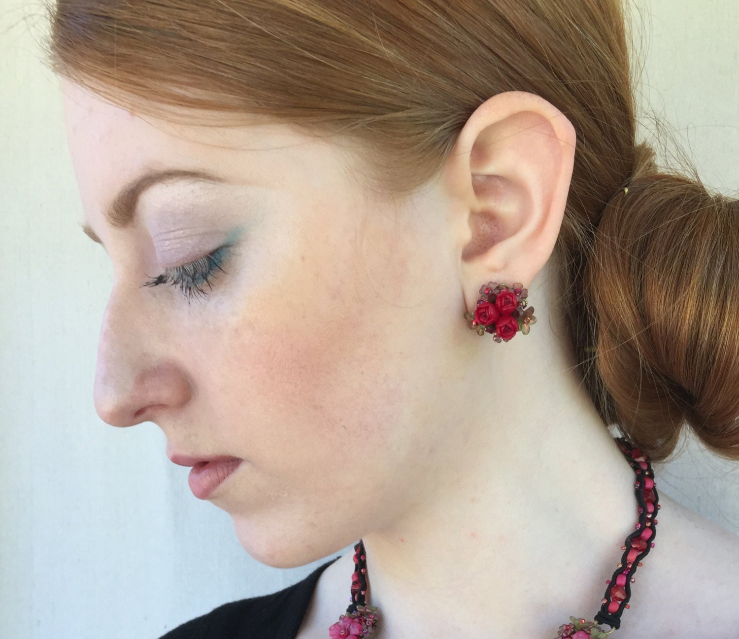 Deep Red Rosette Ohrringe By Colleen Toland. Tea Rose Zart Geblümte Blume Romantisch Handgefertigt Ohrstecker Von Post Designer von ColleenToland