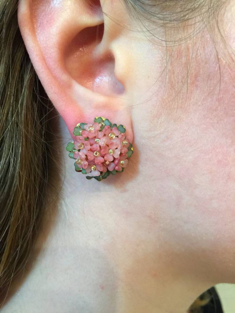 Handperlen Colleen Toland Kleine Rosa Posey Ohrringe von ColleenToland