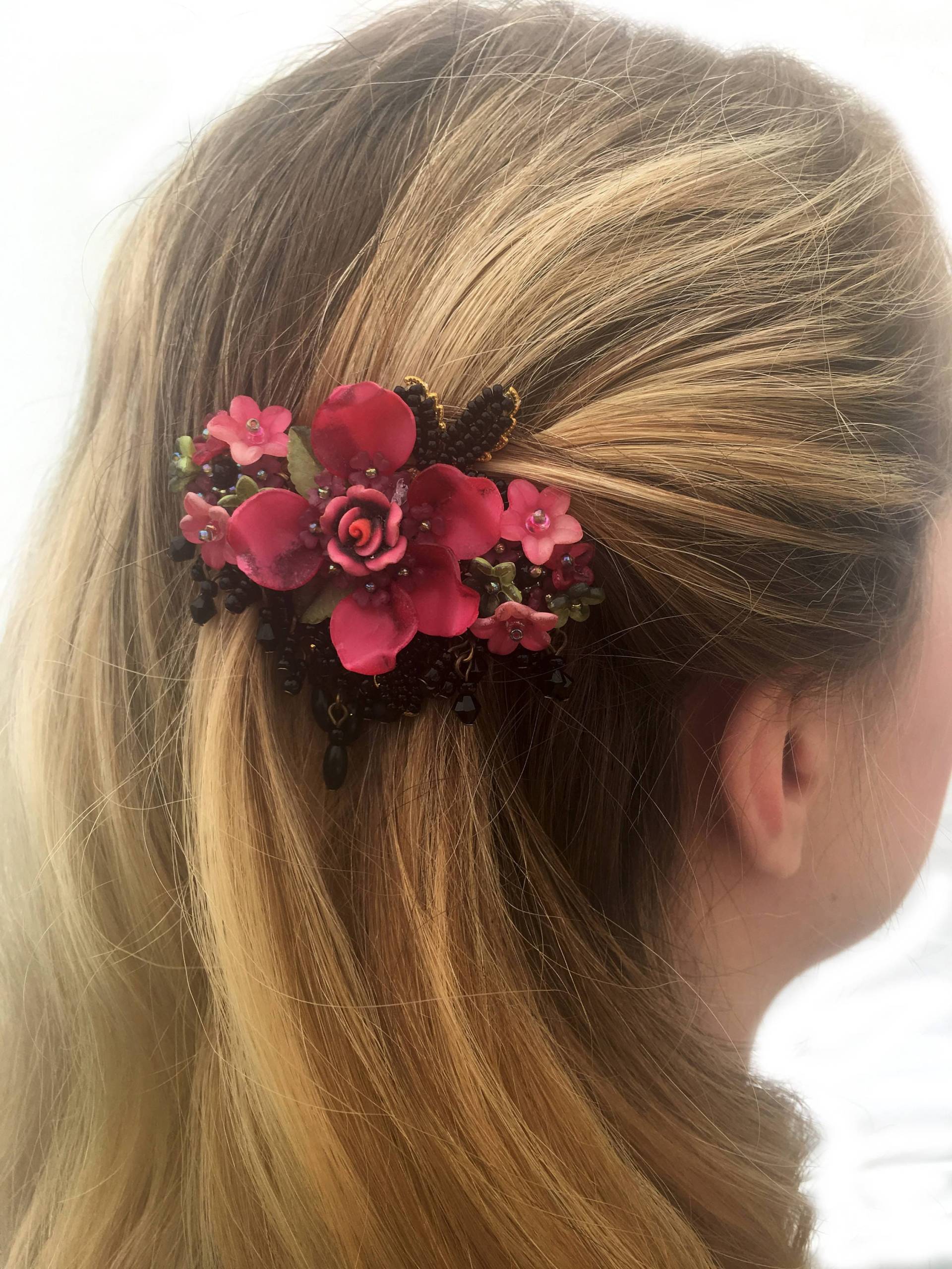 Ruby Rose Flower Haarspange Handbeaded By Designerin Colleen Toland von ColleenToland