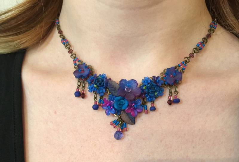 Twilight Vee Shaped Halskette Handbeaded By Colleen Toland Blau Fuchsia Türkis Rose Floral Romantisch Schmuck von ColleenToland