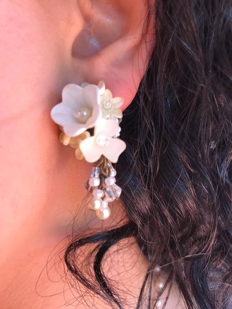 Weiße Blumen Braut Ohrringe Von Vintage Schmuck Designer Colleen Toland von ColleenToland