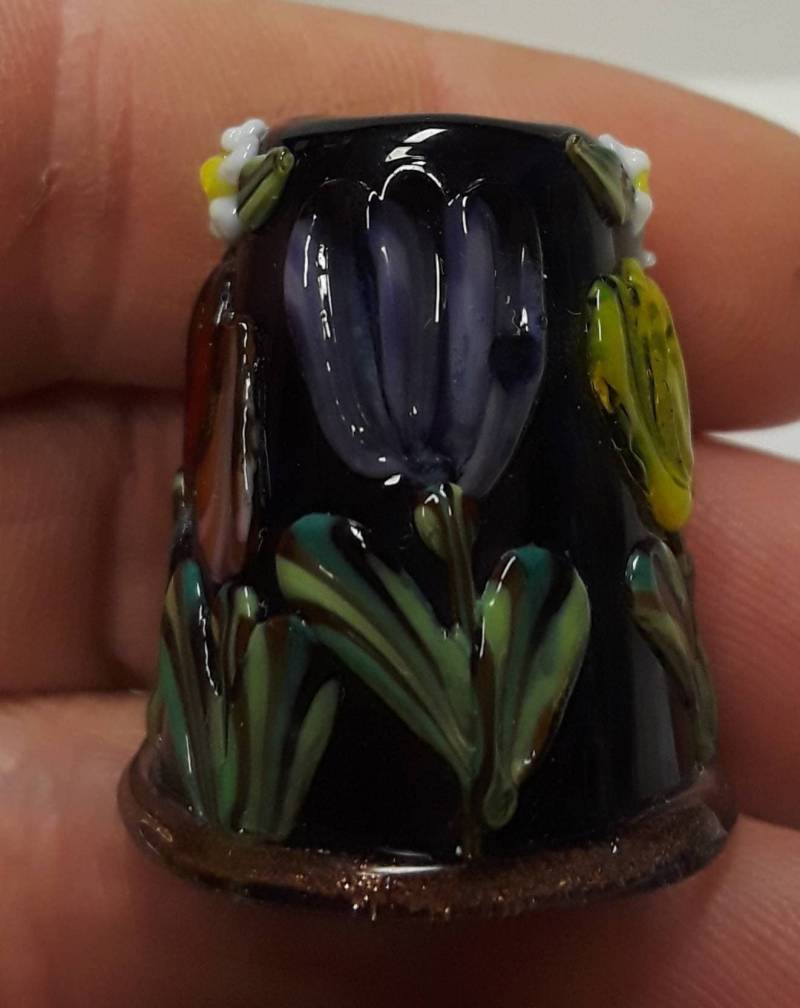 Handgefertigter Lampwork Glas Fingerhut - Gemischte Tulpen Auf Schwarz- Sra S105 von ColleensCreations